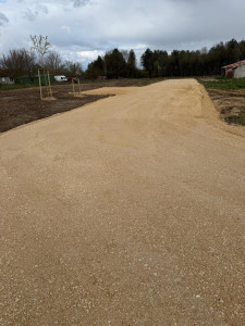 Photo de galerie - Réalisation d’un chemin d’accès en 0/20 calcaire + viabilisation de lots
