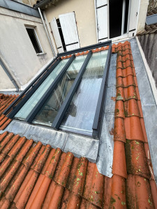 Photo de galerie - Création sur mesure d’une fenêtre de toit Fix avec son volet roulant 