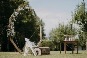 Photo de galerie - Arche en bois massif (chataignier) création de toute la décoration pour un mariage. 