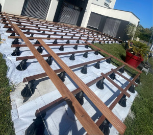 Photo de galerie - Pose de plots plastique et de géotextile sur plots béton 