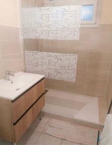 Photo de galerie - Création complète de la salle de bain avec faïence, pause de bac à douche,