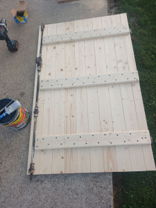 Photo de galerie - Création d'un volet en bois sur mesures en réutilisant la cremone et les ferronnerie d'époque. traitement du bois et mise en peinture. 