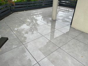 Photo de galerie - Pose d’une dalle céramique sur terrasse en étanchéité 