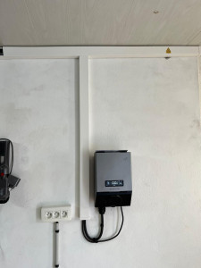 Photo de galerie - Pose de borne de recharge pour vehicule electrique.