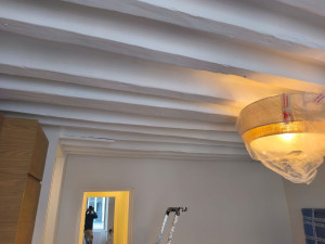 Photo de galerie - Peinture sur poutres apparentes 