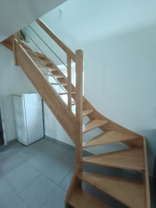 Photo de galerie - Vitrification escalier neuf
