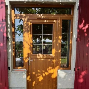 Photo de galerie - Pose d’une porte d’entrée avec deux fixe de chaque cotée.