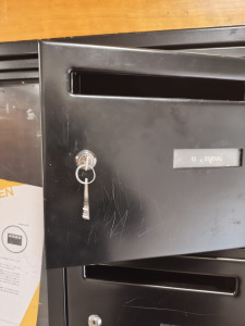 Photo de galerie - Remplacement de bateuse de boite aux lettres a la suite d’une perte de cle 
