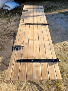 Photo de galerie - Décapage volets avant peinture 