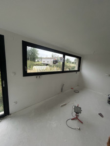 Photo de galerie - Rénovation d’une maison de 150m2. Plâtrerie type plaque de placo-plâtre sur ossature métallique, bandes à joint, peinture. Budget 33 750€.