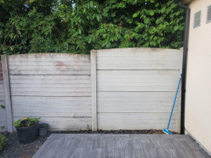 Photo de galerie - Nettoyage d'une palissade béton avec un produit spécial. 
Panneau de gauche avant
Panneau de droite après 