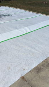 Photo de galerie - Pose de geotextile sur toute la surface avant la mise en œuvre du 0/20 