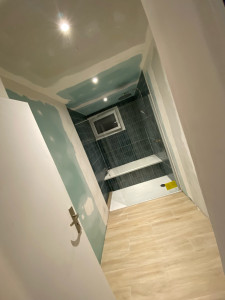 Photo de galerie - Réalisation à la demande de la cliente d une salle de bain avec baignoire bac à douche et carrelage à poser 