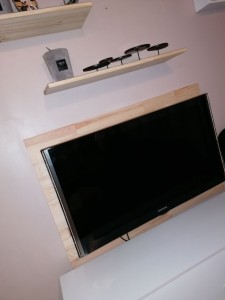 Photo de galerie - Cadre television avec étagère suspendu 