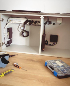 Photo de galerie - Câblage réseau et audio d’un meuble TV.