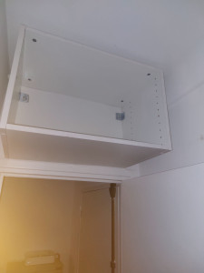 Photo de galerie - Fixation sur mur mince d'un meuble haut