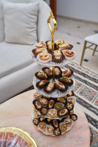 Photo de galerie - Assortiment de dattes fourrées à la pâte d’amande et mignardises tunisiennes