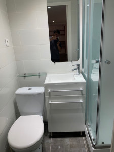 Photo de galerie - Ménage, nettoyage d’une salle de bain avec toilettes 