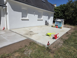 Photo de galerie - Terrassement, étanchéité, coulage beton 75 m2 devant et derrière chantier sur ploemeur 