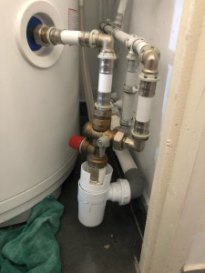 Photo de galerie - Pose et raccordement hydraulique d’un chauffe-eau, installation du groupe de sécurité et raccordement à l’évacuation.