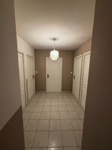 Photo de galerie - Peinture complète de ce couloir avec soubassement d’un côté 