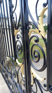 Photo de galerie - Rénovation de portail en noir et doré 
