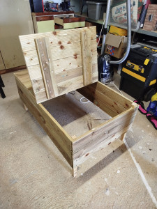 Photo de galerie - Fabrication d'un coffrage en bois pour cacher un pompe de filtration dans un jardin.