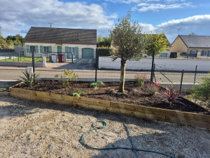 Photo de galerie - Création d'un massif floral en plantes méditerranéenne et vivace .