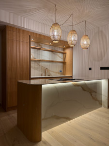Photo de galerie - Installation d’un îlot de cuisine effet marbre avec LED + meubles en bois sur mesure. Pose des suspensions et finitions. Travail propre et rapide.