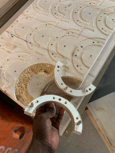 Photo de galerie - Ina de demi-cercle sur la machine CN pour la fabrication de table, basse japonaise