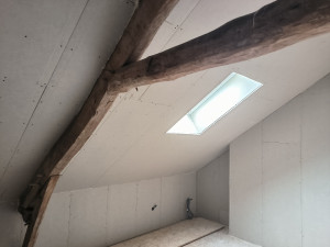 Photo de galerie - Pose de plaque de plâtre dans un comble.