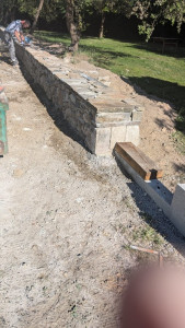 Photo de galerie - Réalisation d'un ban de mur en pierre gneiss schiste granit