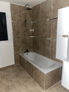 Photo de galerie - Installation baignoire et colonne de douche et carrelage.