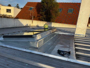 Photo de galerie - Hébergement en zinc VM pour Velux jumeaux sur toiture bac acier