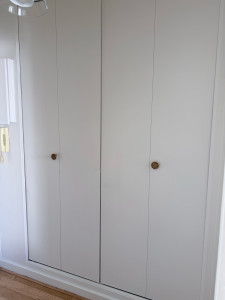 Photo de galerie - Rafraîchissement complet du placard : nettoyage des surfaces, préparation et peinture pour un rendu propre, lumineux et soigné ✨