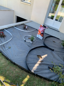 Photo de galerie - Création d’un massif avec des galets et ardoise 