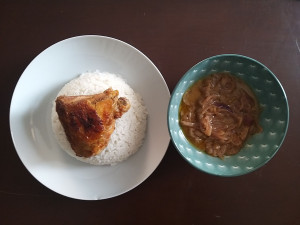 Photo de galerie - Poulet yassa accompagné de riz blanc 