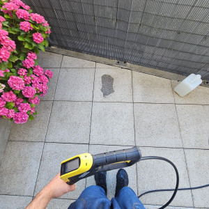 Photo de galerie - Nettoyage de terrasse au Karcher.

Pas de robinet extérieur mais je suis équipé pour me raccorder sur robinet d’évier, arrivée d’eau toilette/machine à laver.

+ produit de protection pour protéger les dalles du dépôt verdâtre.

cf ́la tâche avant/après.