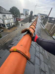 Photo de galerie - Diagnostic d’un faîtage dégradé suite à infiltration. Tuiles faîtières descellées et mortier fissuré. Intervention nécessaire pour reprise complète et assurer l’étanchéité.