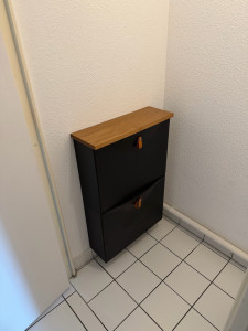 Photo de galerie - Fabrication de ce meuble à chaussure sur lequel j’ai rajouté une planche que j’ai teintée, coupée et des lanières en cuir 
