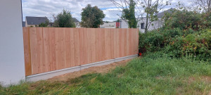 Photo de galerie - Réalisation d'une clôture bois en Douglas avec sous bassement.