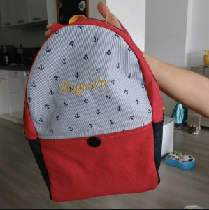 Photo de galerie - Sac à dos réalisé à partir de chutes de tissus.
Personnalisé avec le prénom du petit?