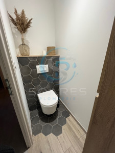 Photo de galerie - Rénovation complète d’un WC : pose d’un bâti-support avec WC suspendu, réalisation du coffrage en placo, plomberie, carrelage au sol et faïence murale.