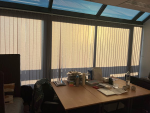 Photo de galerie - La pose des stores bureau 