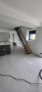 Photo de galerie - Escalier limon central acier et boit 