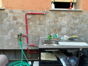 Photo de galerie - Nouvelle installation hydraulique pour alimenter  le lavabos et arrosoir du jardin