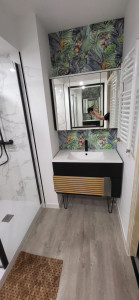 Photo de galerie - Pose d'un meuble plan vasque avec robinetterie et miroir lumineux