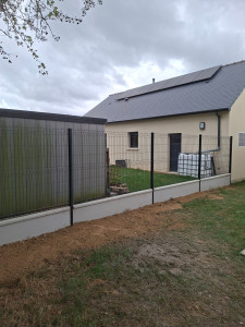 Photo de galerie - Pose de clôture avec plaque de soubassement 