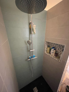 Photo de galerie - Création de salle de bain avec pose carrelage, faïence, robinetterie.