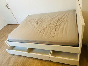 Photo de galerie - Lit avec des tiroirs roulant